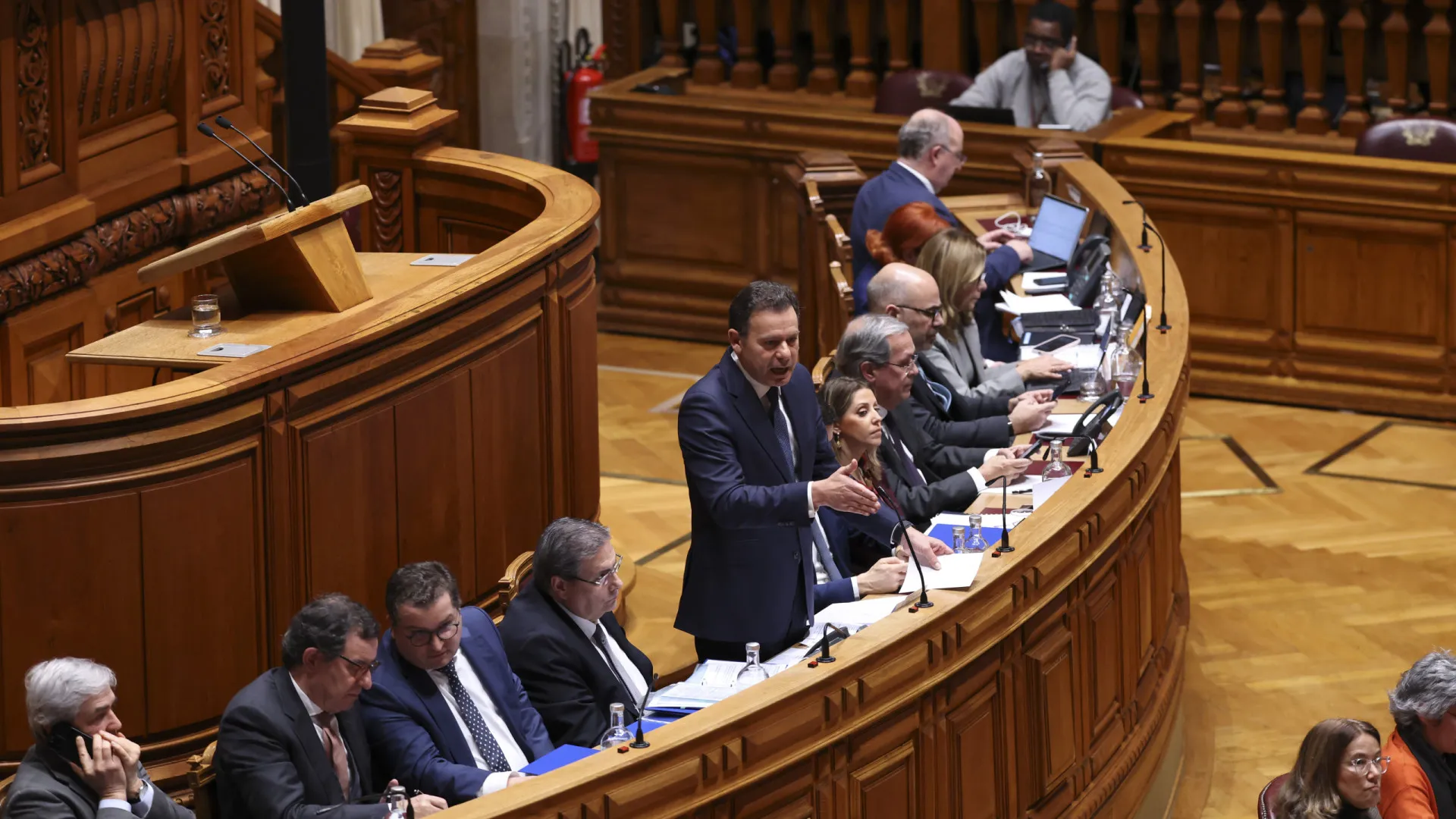 Guerra e economia vão marcar hoje debate quinzenal com Montenegro