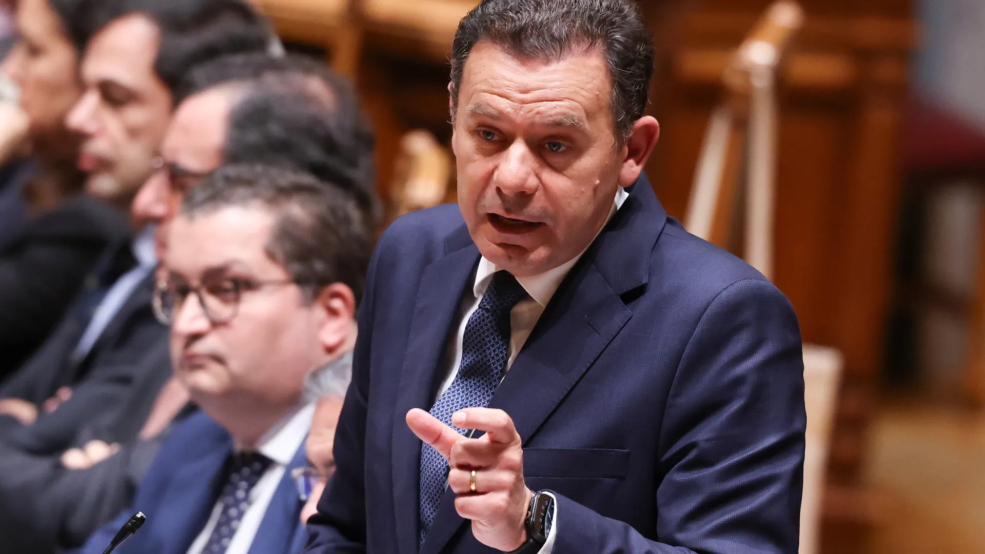 Primeiro-ministro na AR 4.ª-feira com Irão e Lajes no centro no debate