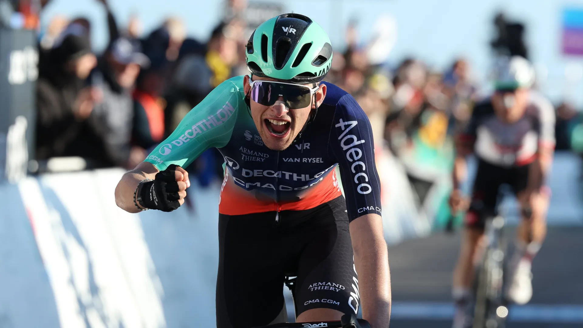 
                    Volta ao Algarve: Paul Seixas vence segunda etapa e Ayuso é o novo líder
                