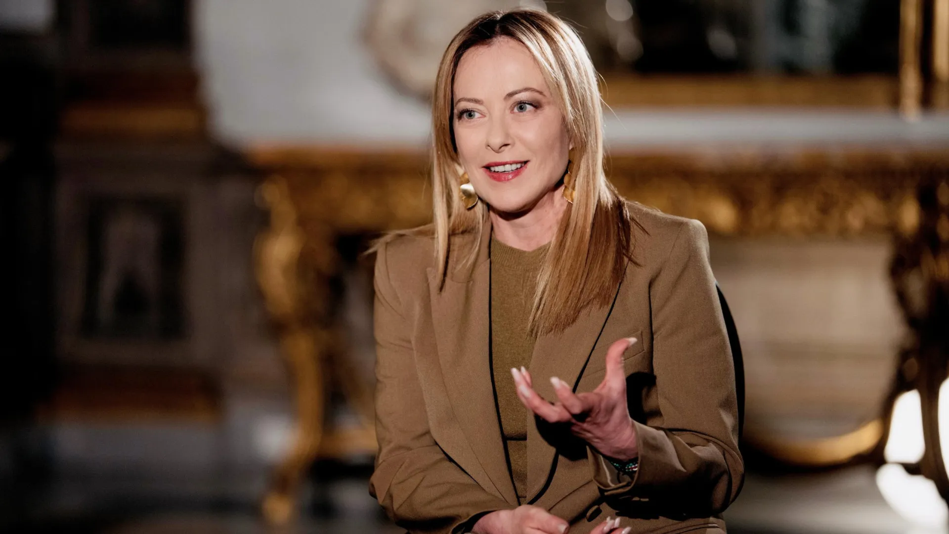 
                    Meloni pede circulação no estreito de Ormuz após visita ao Golfo Pérsico
                