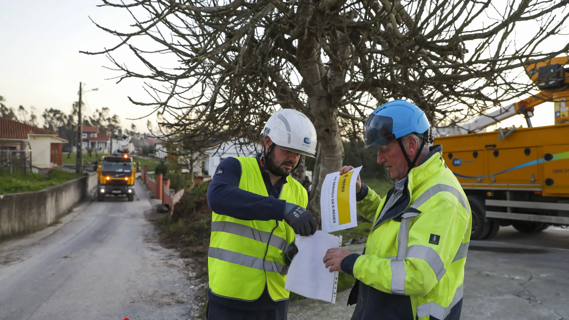 
                    Irlandeses espantados com a devastação procuram devolver luz a aldeias de Leiria
                