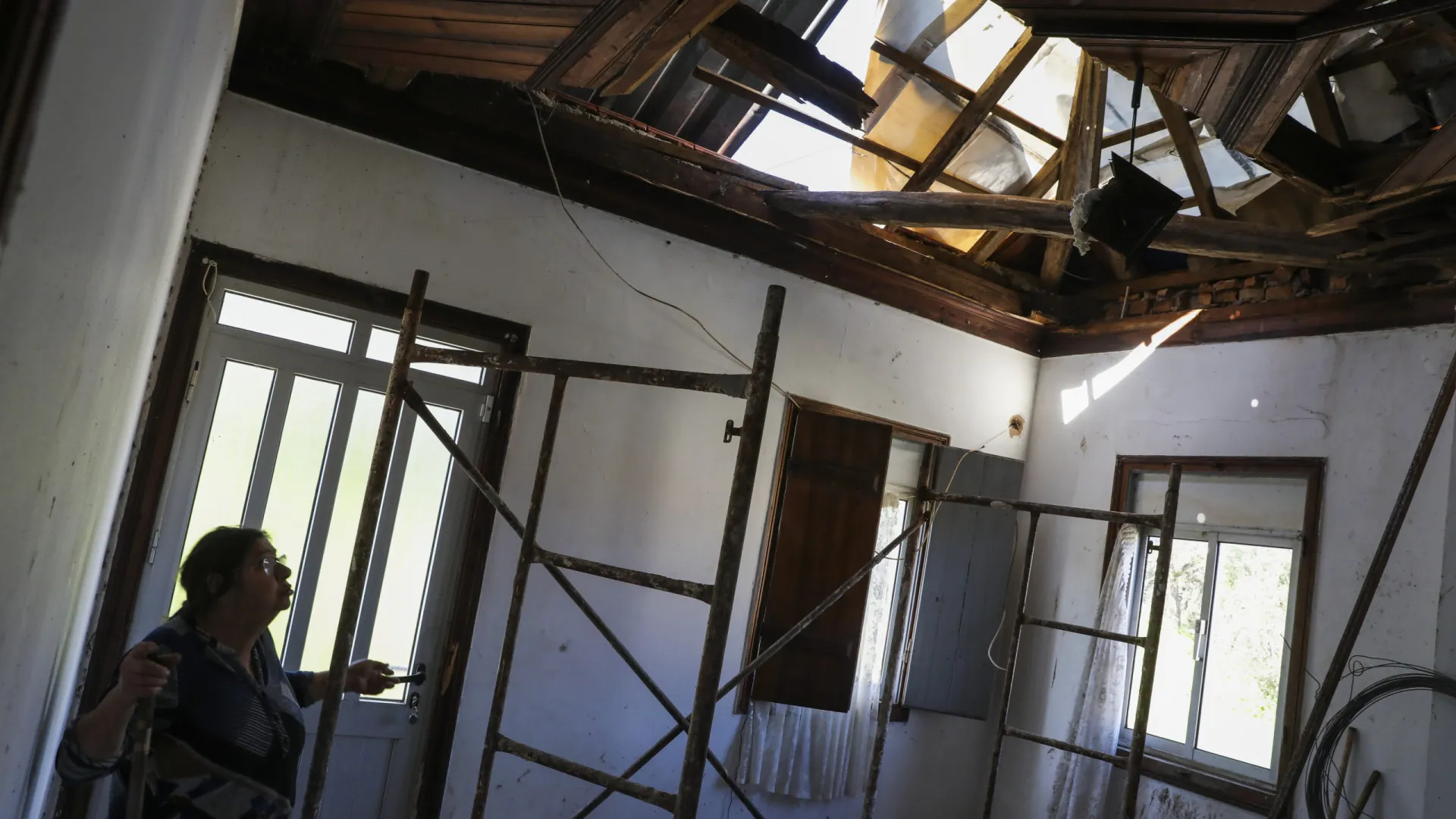 
                    Ajuda e abraços porta-a-porta, que não foram só os telhados que caíram em Leiria
                