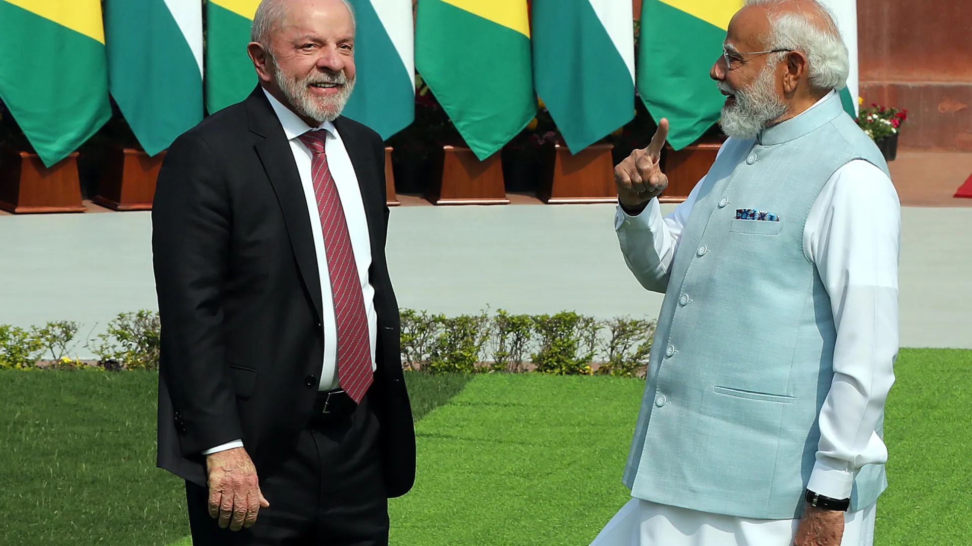 
                    Lula pede a Trump que trate todos os países de forma igual após tarifas
                