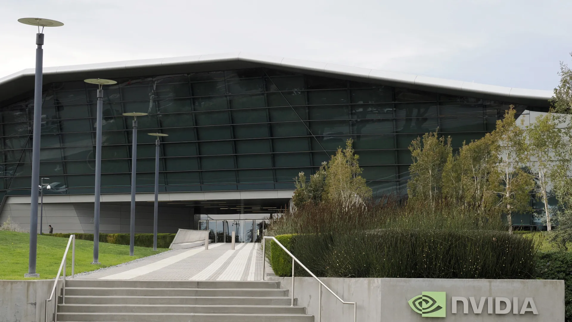 
                    Lucro anual da Nvidia sobe 65% após atingir receitas recorde
                