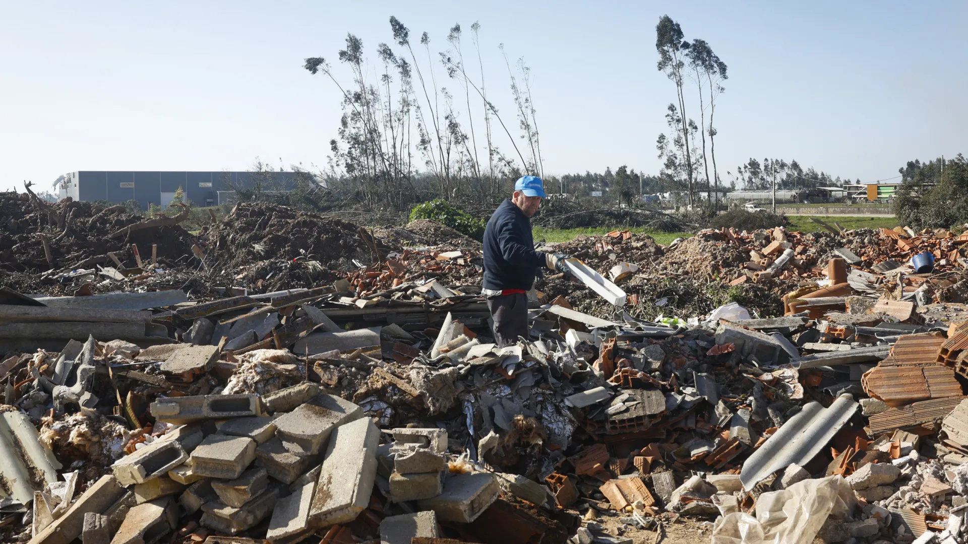 
                    Um mês depois, Ferreira do Zêzere luta para se reerguer do caos
                