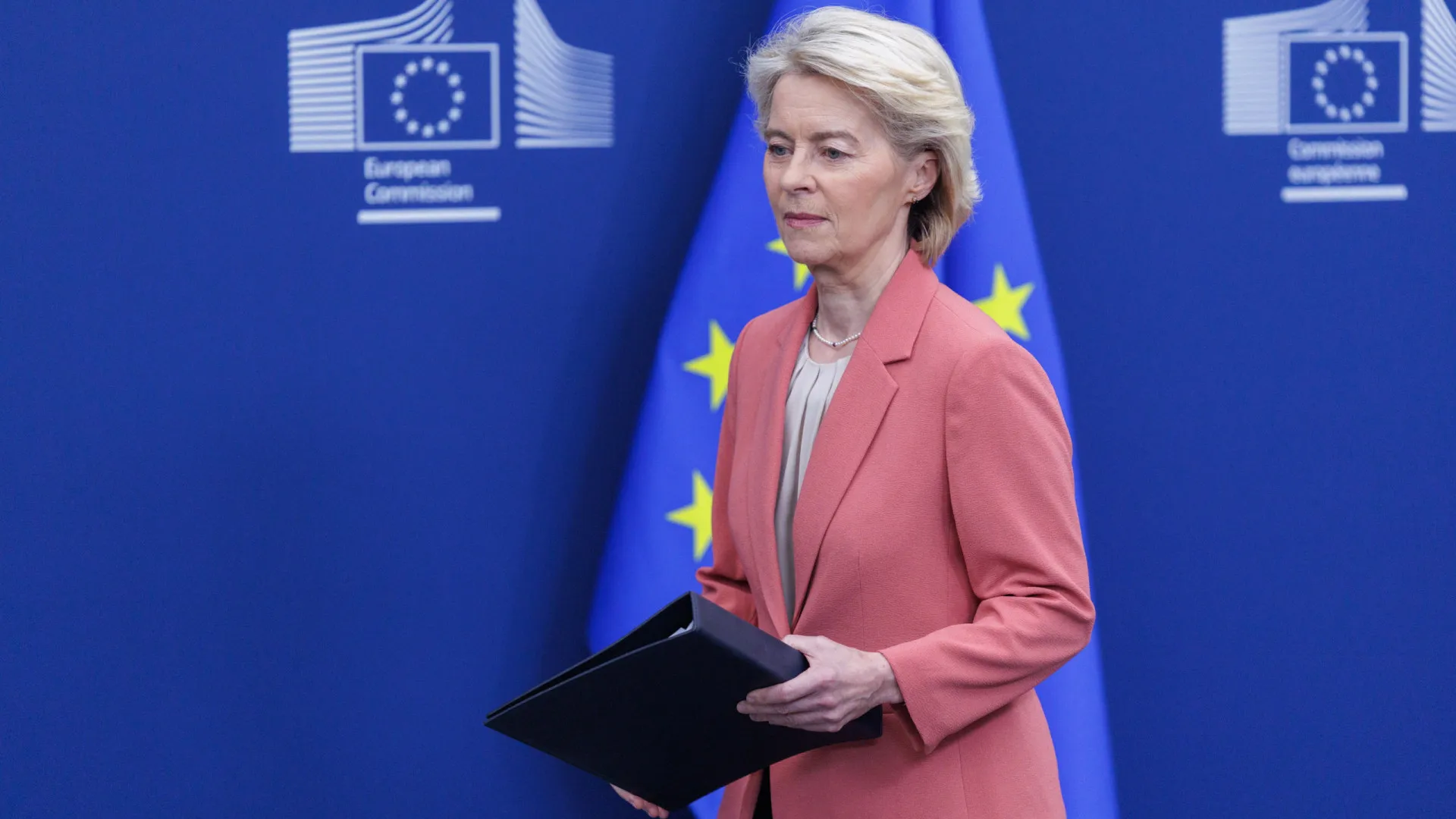 
                    Von der Leyen pede 
