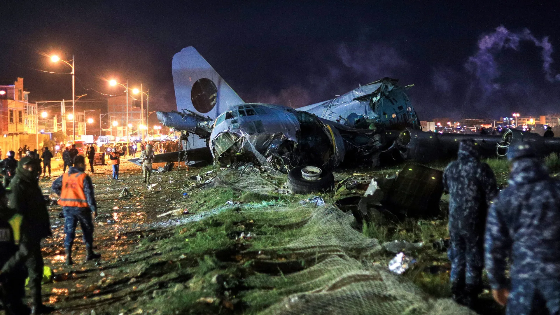 
                    Militares tentam impedir roubo onde se despenhou avião com dinheiro
                