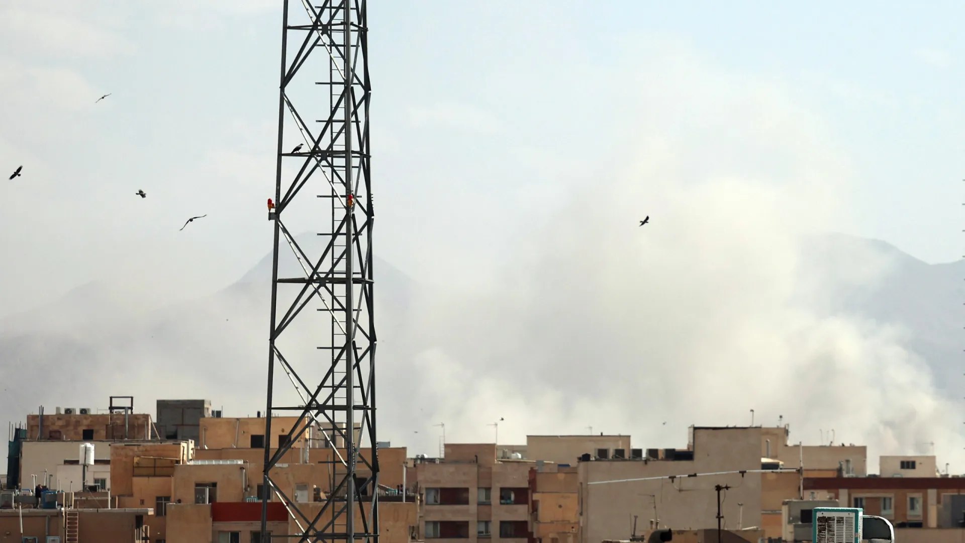 
                    Sobe para 85 número de mortos em ataque a escola no sul do Irão
                