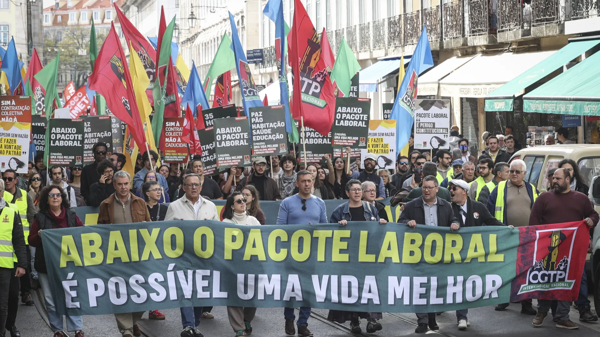 
                    Milhares manifestaram-se em Lisboa contra o pacote laboral
                