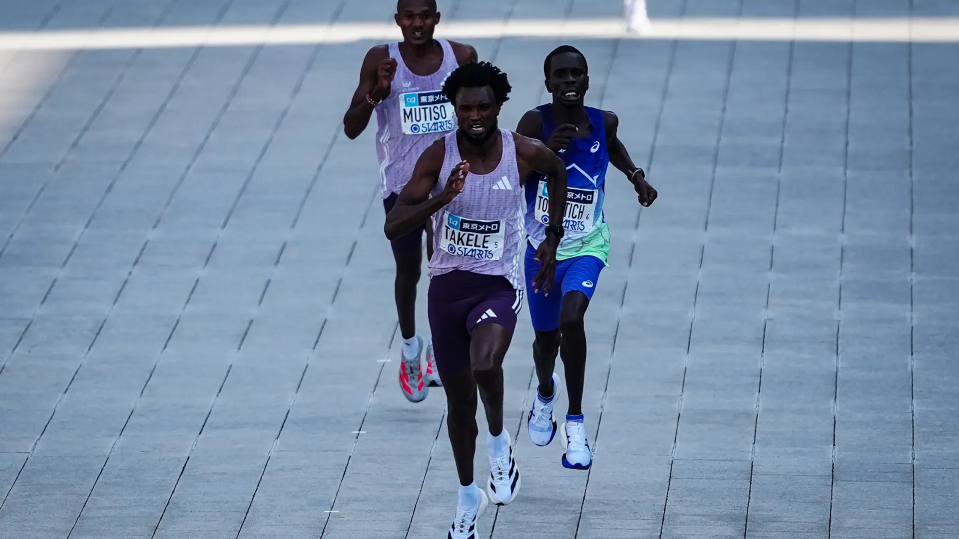 Takele revalida título na maratona de Tóquio. Kosgei vence no feminino