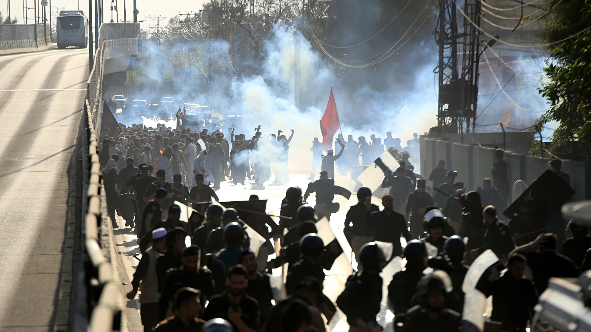 
                    Paquistão decreta recolher obrigatório após protestos por morte de 'ayatollah'
                