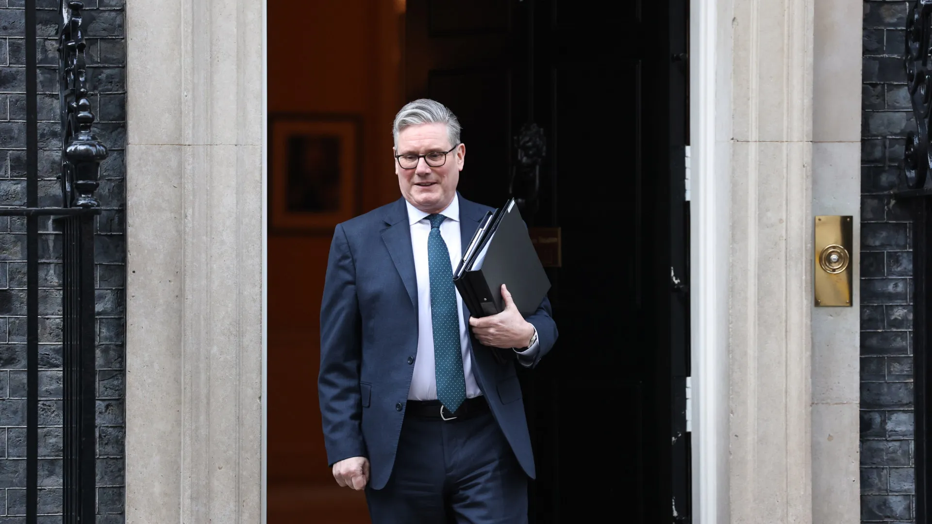 
                    Reino Unido vai enviar navio de guerra e helicópteros para Chipre
                