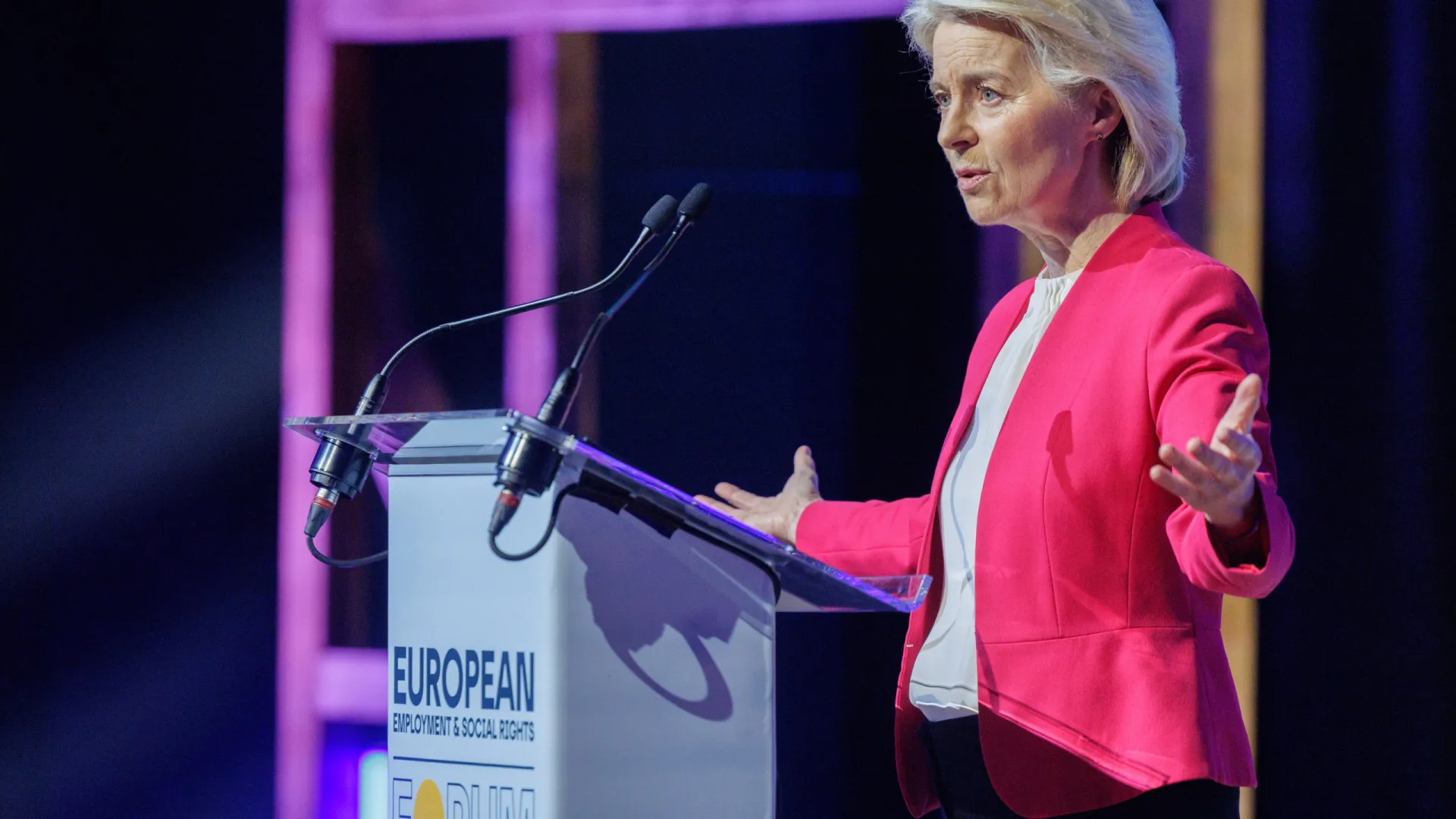 
                    Von der Leyen garante a Zelensky estar focada em empréstimo e sanções
                