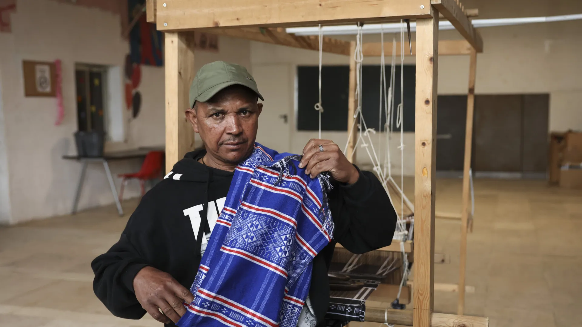 
                    Único artesão que faz 'panu di téra' em Portugal defende ensino
                