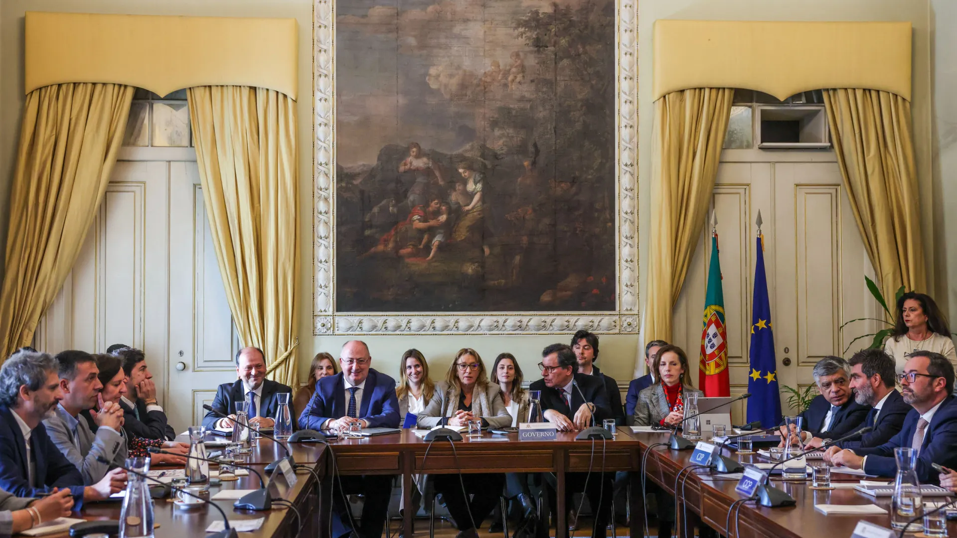 
                    Governo, UGT e patrões voltam a reunir-se hoje sobre reforma laboral
                