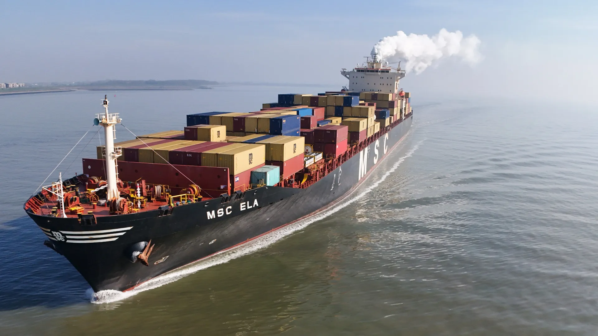 
                    Estreito de Ormuz continuará perigoso enquanto guerra durar, diz Larijani
                