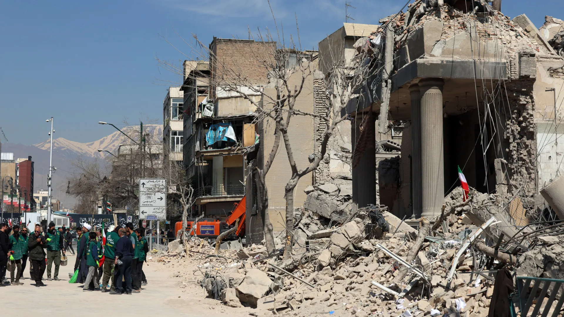 
                    Irão: Israel lança nova vaga de ataques aéreos contra Teerão
                