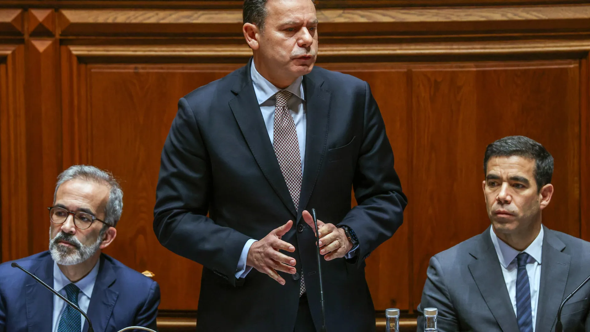 AO MINUTO: Ventura e vice-presidente da AR em momentos de tensão