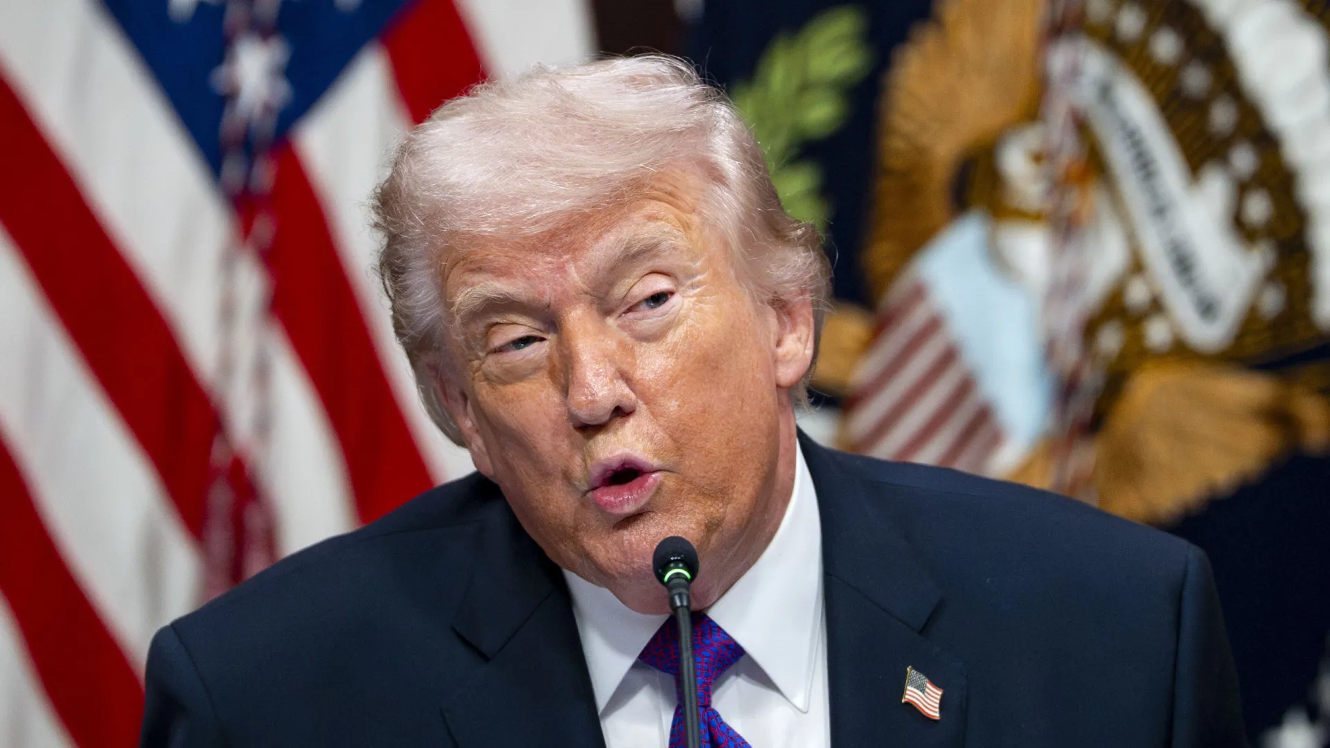 
                    Ucrânia: Trump pressiona Zelensky a fechar acordo de paz com Rússia
                