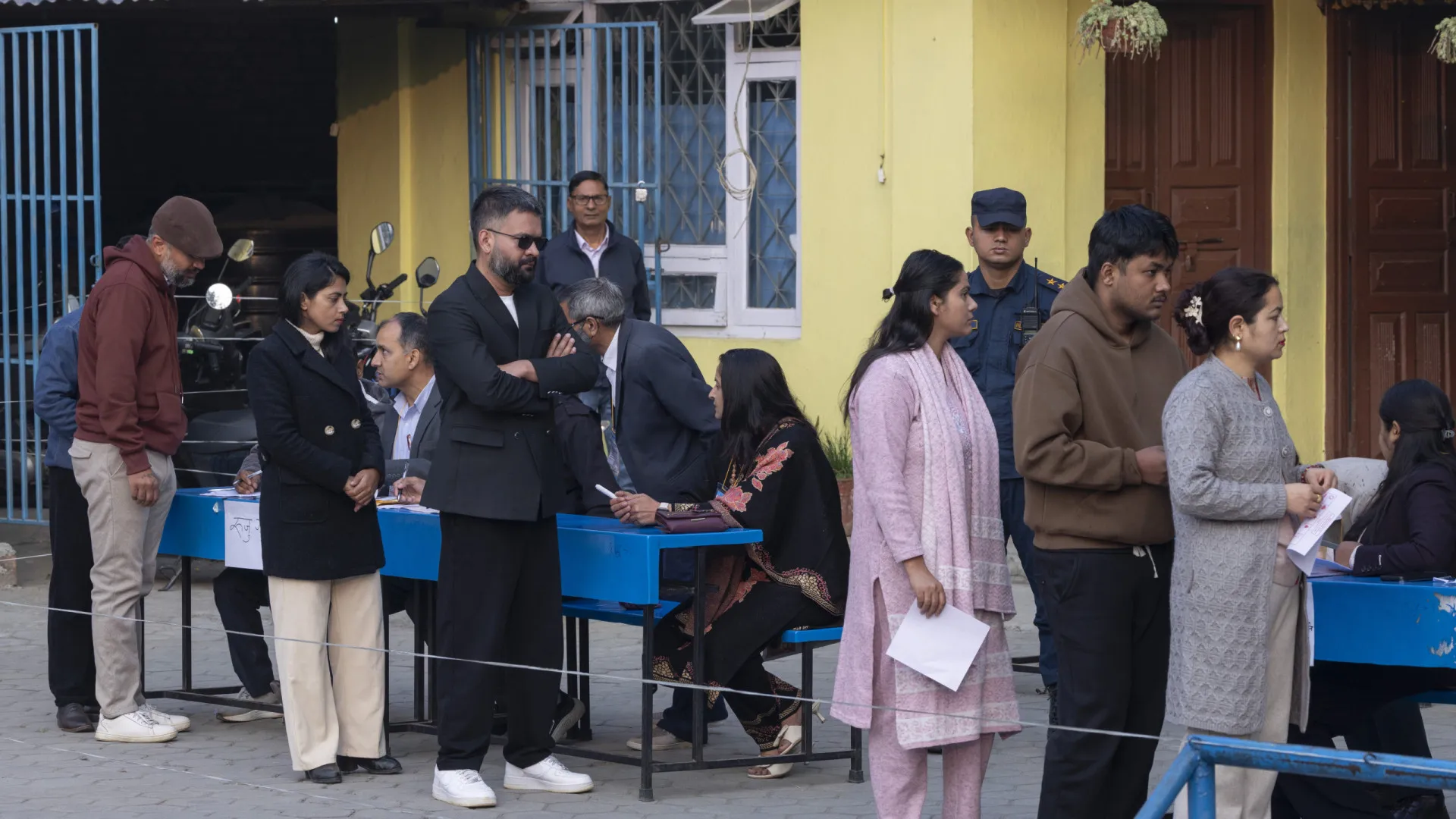 Urnas abrem na primeira eleição do Nepal após protestos derrubarem Governo