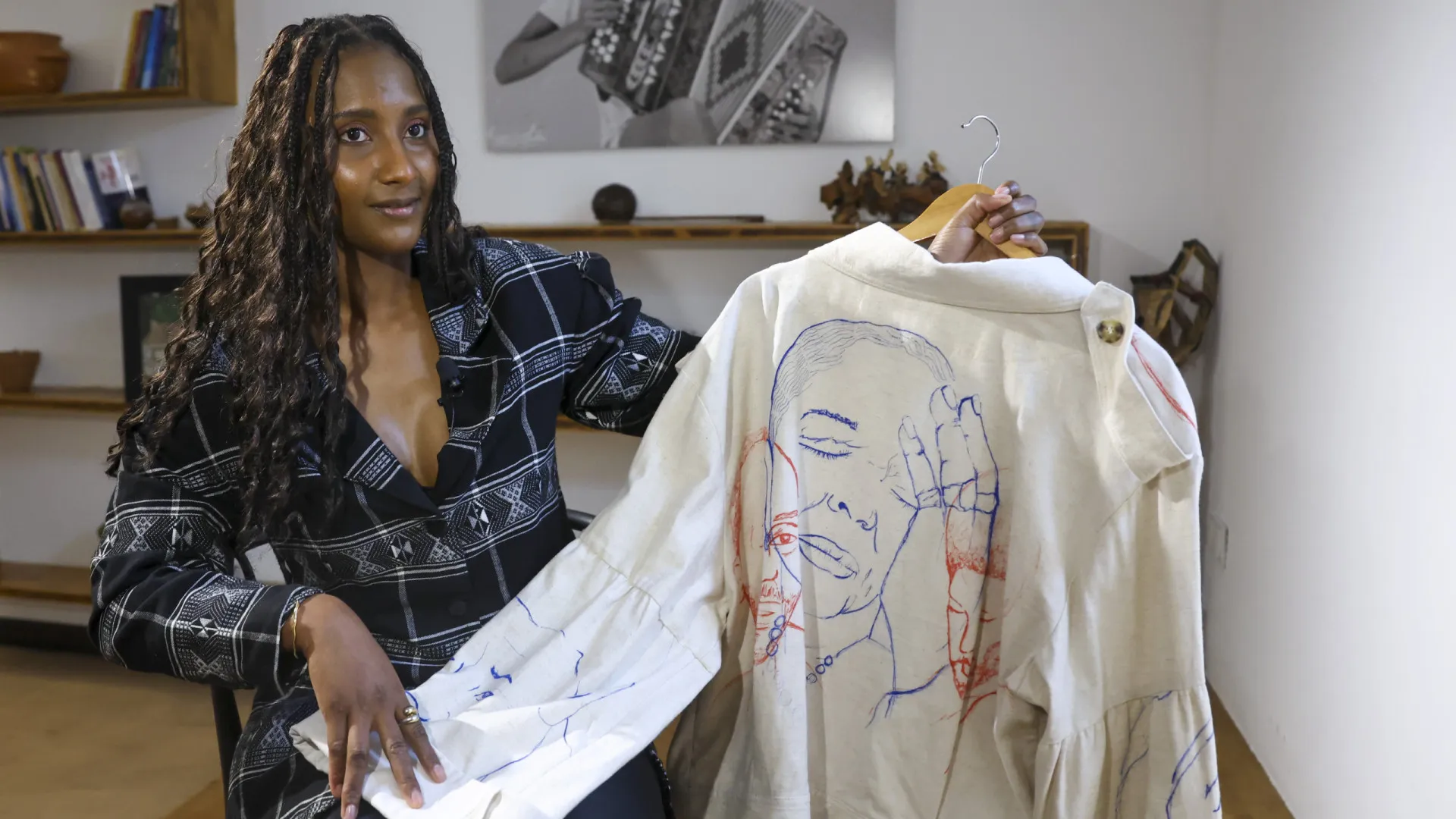 
                    De Cabo Verde à peça de Dino d'Santiago: Vânia Barros usa 'panu di téra'
                