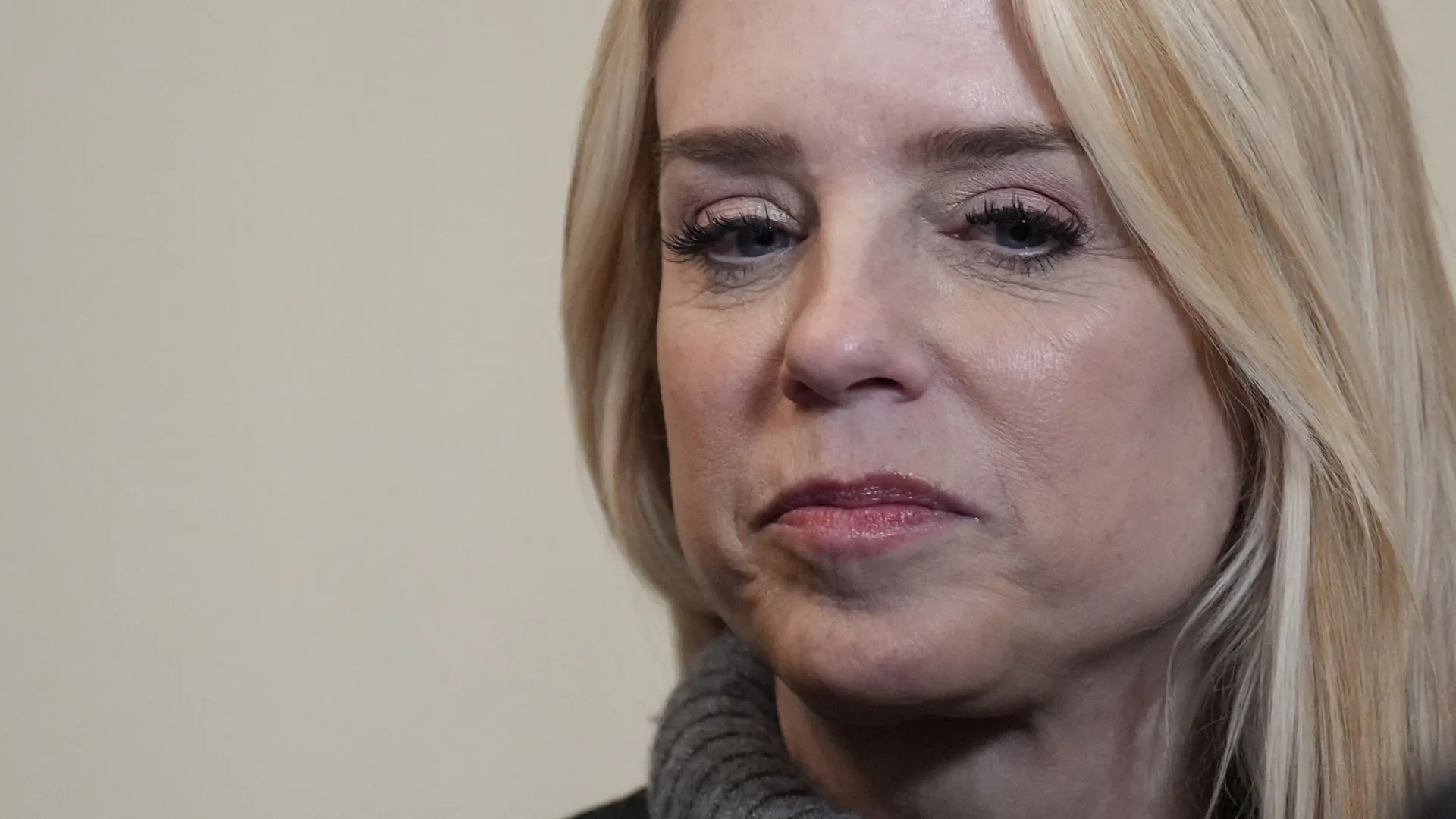 Pam Bondi intimada pelo Congresso a depor sobre caso Epstein