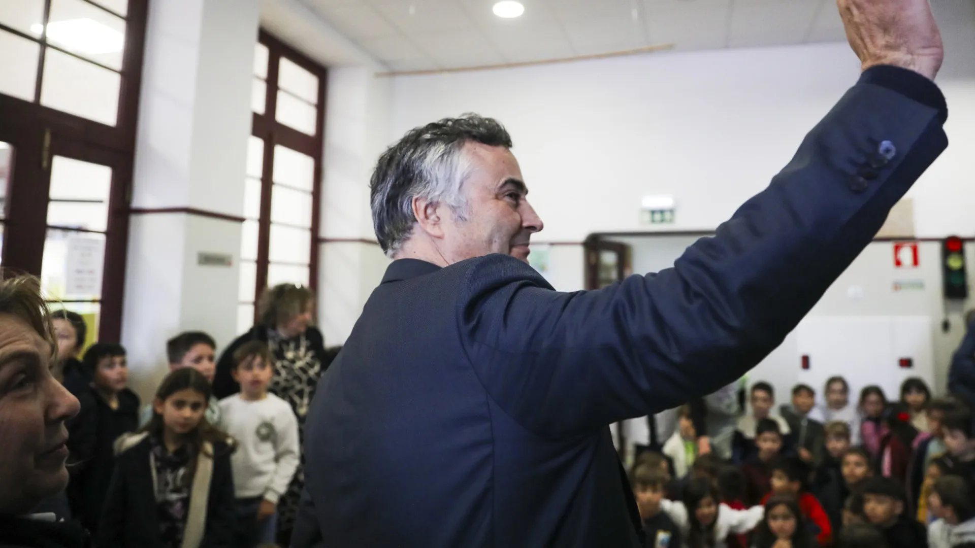 
                    Educação diz que não há verba para requalificar 451 escolas
                