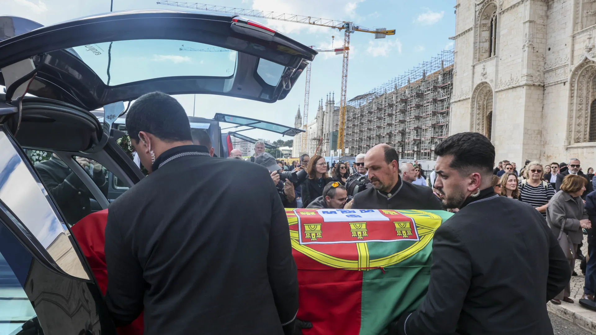 
                    Com risos, lágrimas e Benfica, assim foi a despedida de Lobo Antunes
                