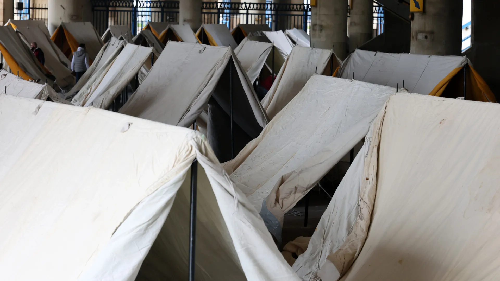 
                    Mais de 450 mil deslocados no Líbano após ataques israelitas
                