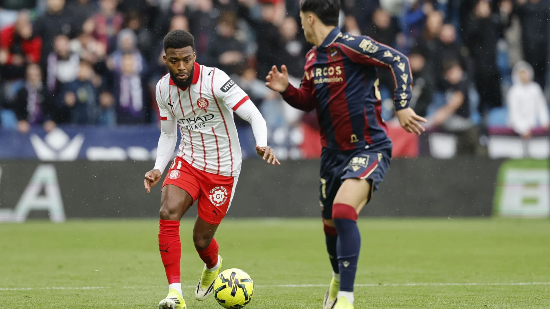 
                    Balde de água fria resulta em empate para Luís Castro, no Girona-Levante
                