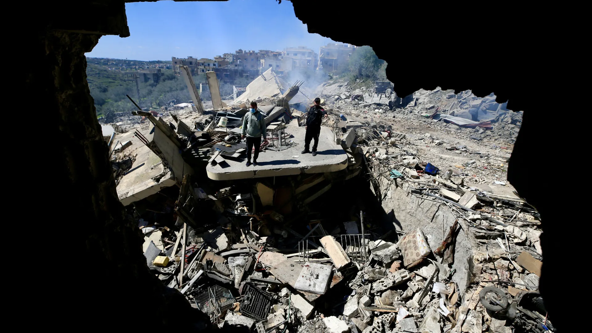 
                    Israel lança nova vaga de ataques contra Beirute e Teerão
                