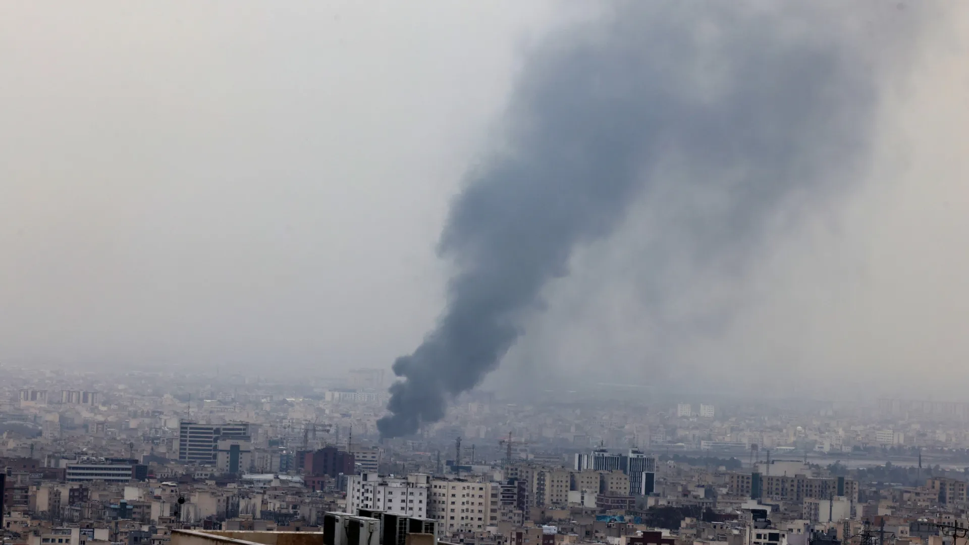 
                    Forças israelitas atacam alvos em Teerão e no sul de Beirute
                