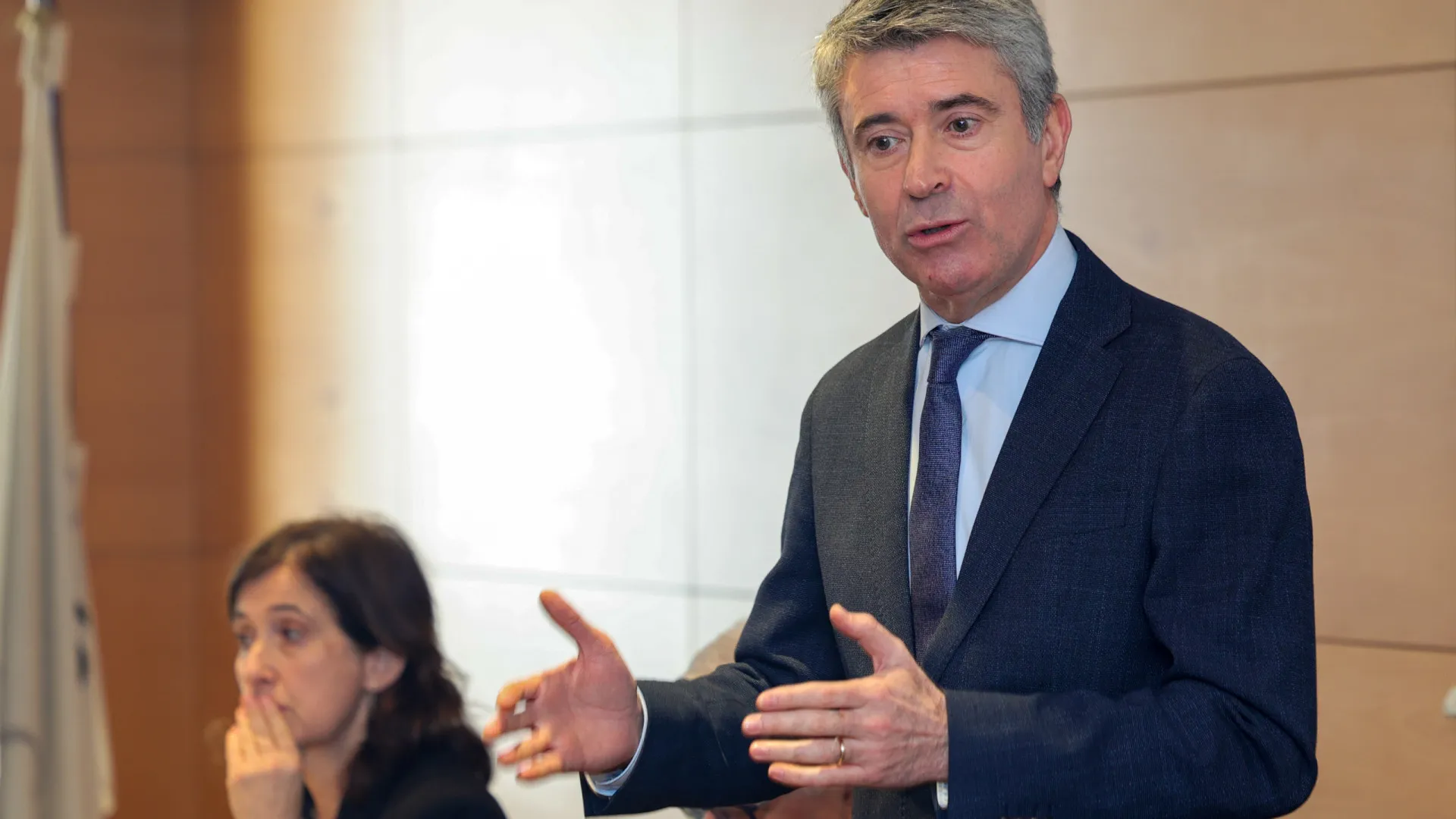 Militantes do PS votam para reeleger Carneiro como secretário-geral