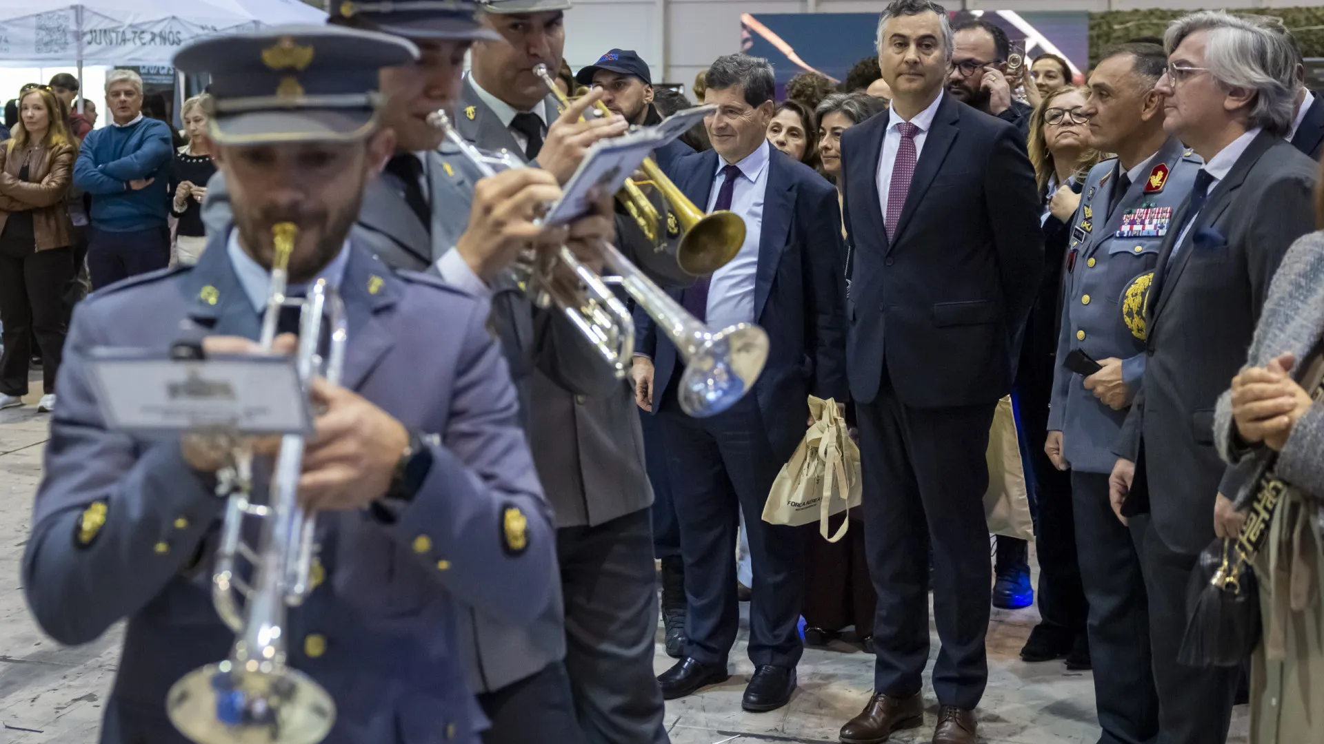 
                    Ministro admite que nem todos os alunos sem professor têm aulas
                