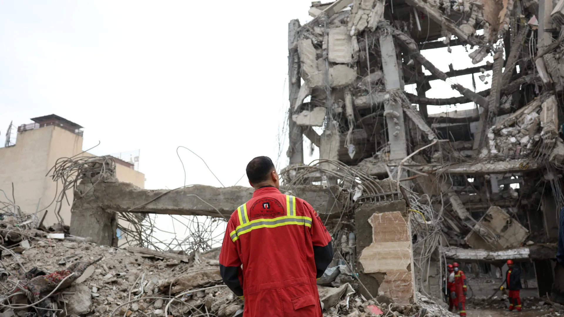 Israel lança nova ofensiva e Teerão ataca base dos EUA e alvos israelitas