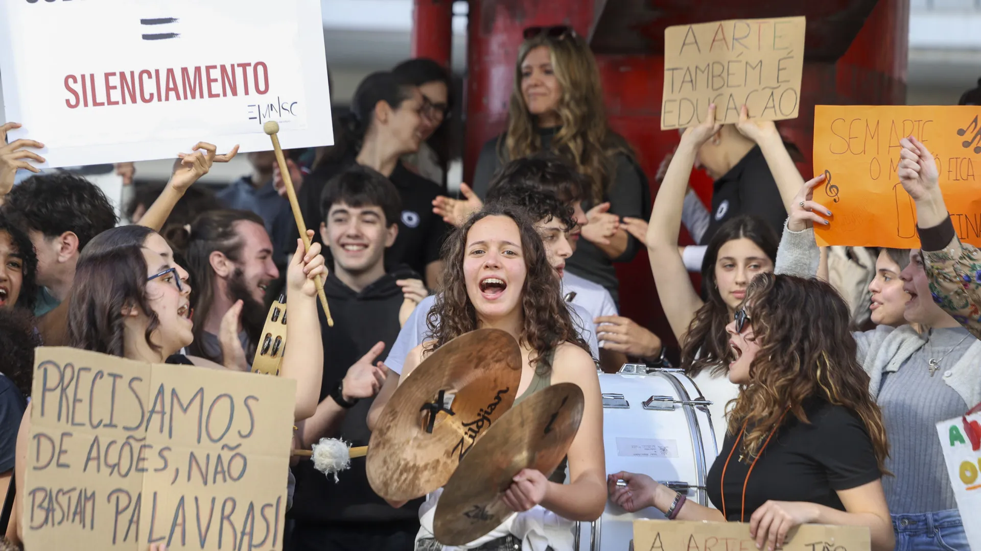 
                    Centenas de alunos e professores do ensino artístico pedem mais apoios
                