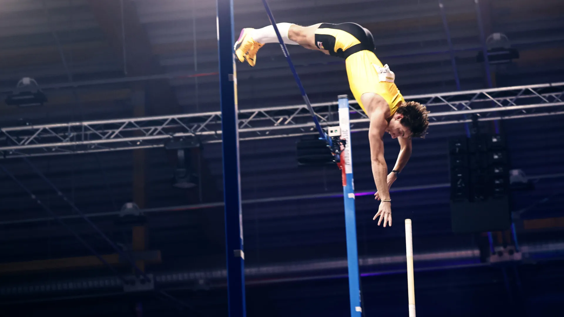 
                    Mais um. Duplantis volta a bater recorde do mundo do salto com vara
                