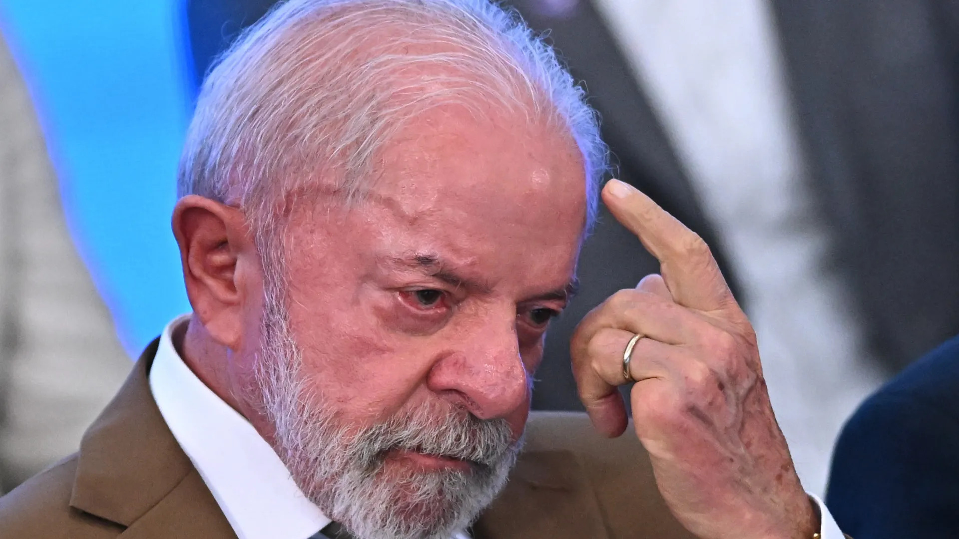 
                    Brasil anuncia investimentos na refinação de petróleo em plena crise
                