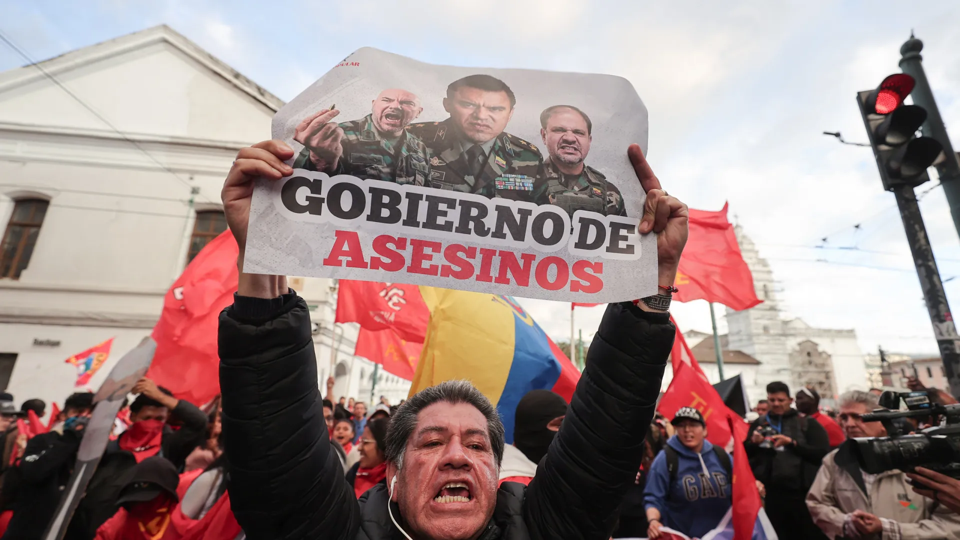
                    Centenas protestam no Equador contra medidas de flexibilização laboral
                
