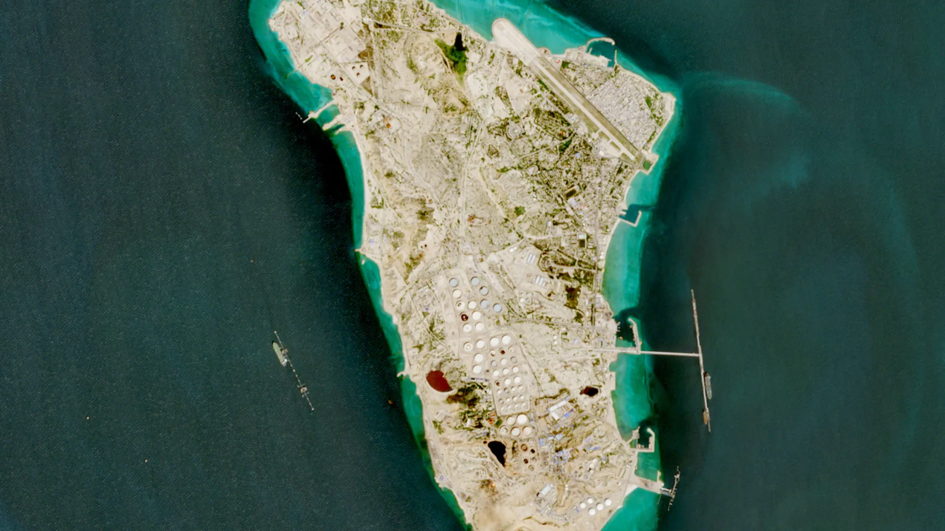 
                    Novos bombardeamentos contra centro petrolífero iraniano
                