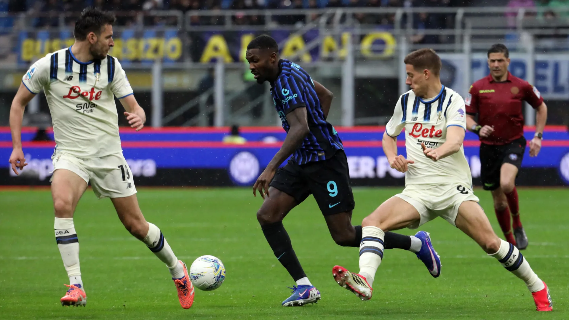 
                    Inter cede empate em casa com Atalanta, mas segue líder em Itália
                