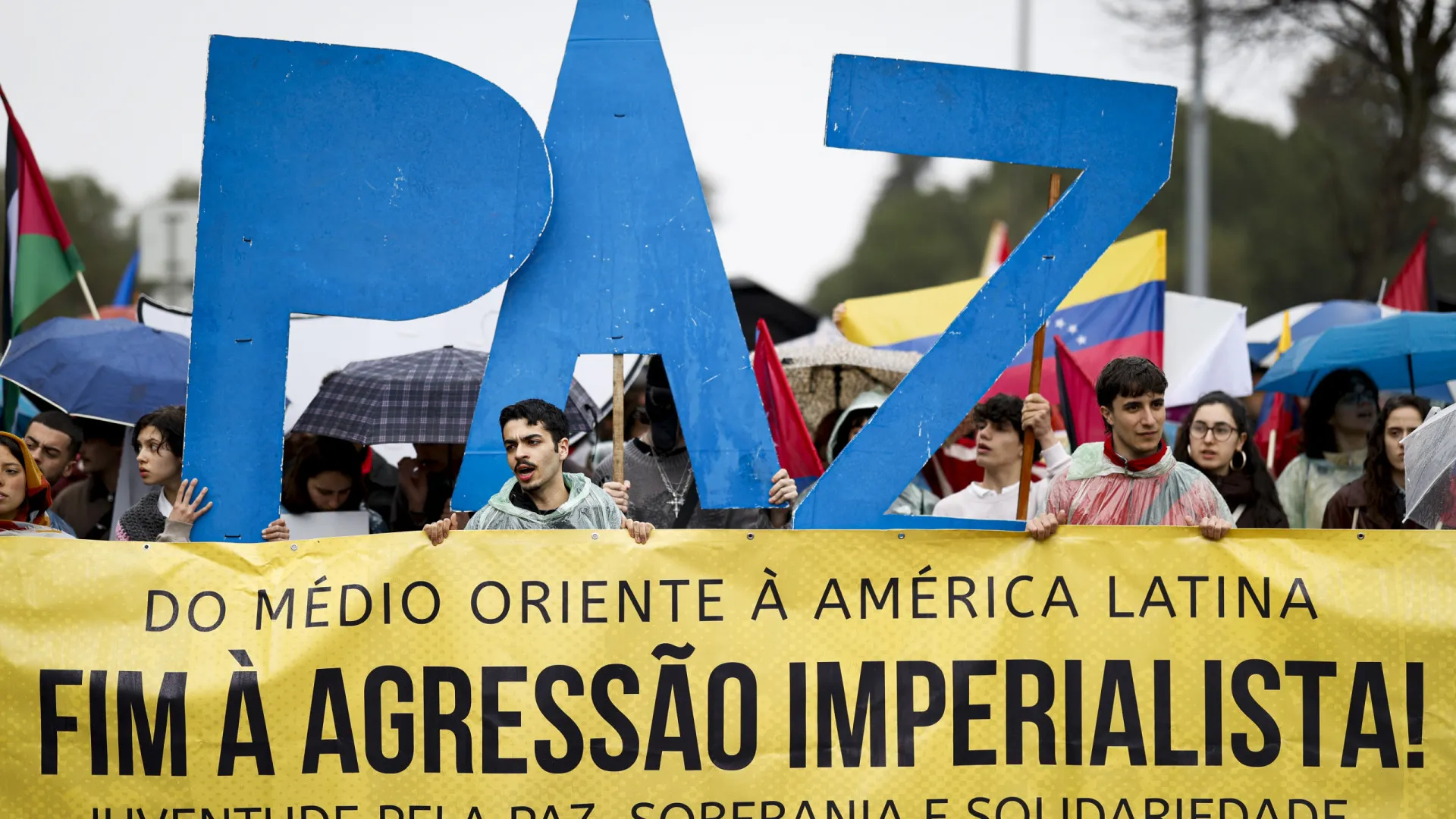 
                    Centenas manifestam-se em Lisboa contra a guerra no Médio Oriente
                