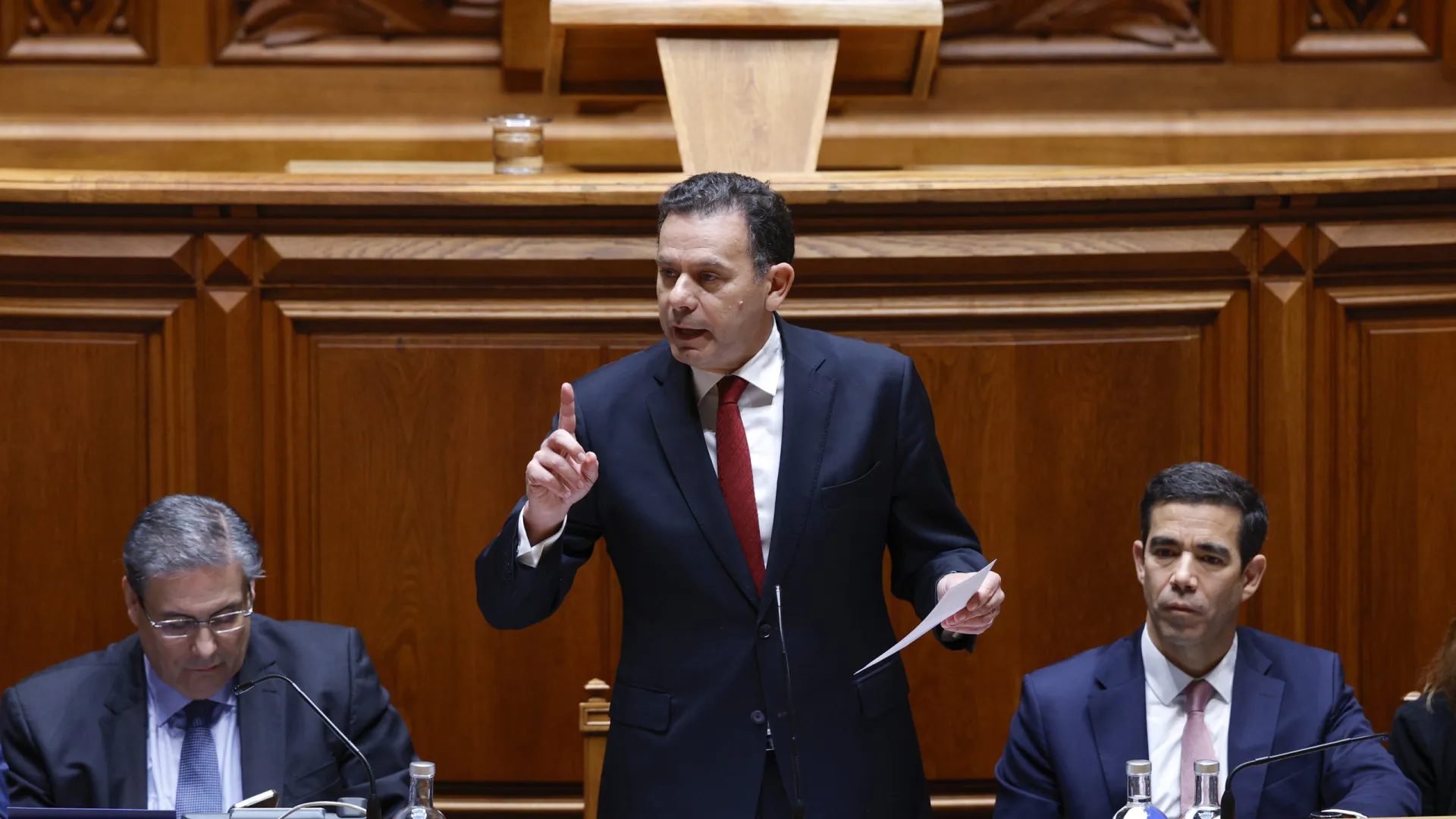 
                    Montenegro defende que 