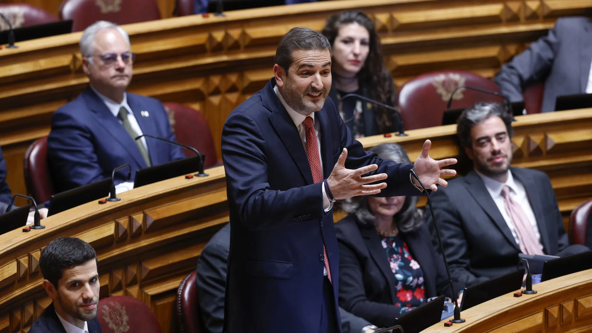 
                    PSD impõe disciplina de voto na lei de mudança de género
                