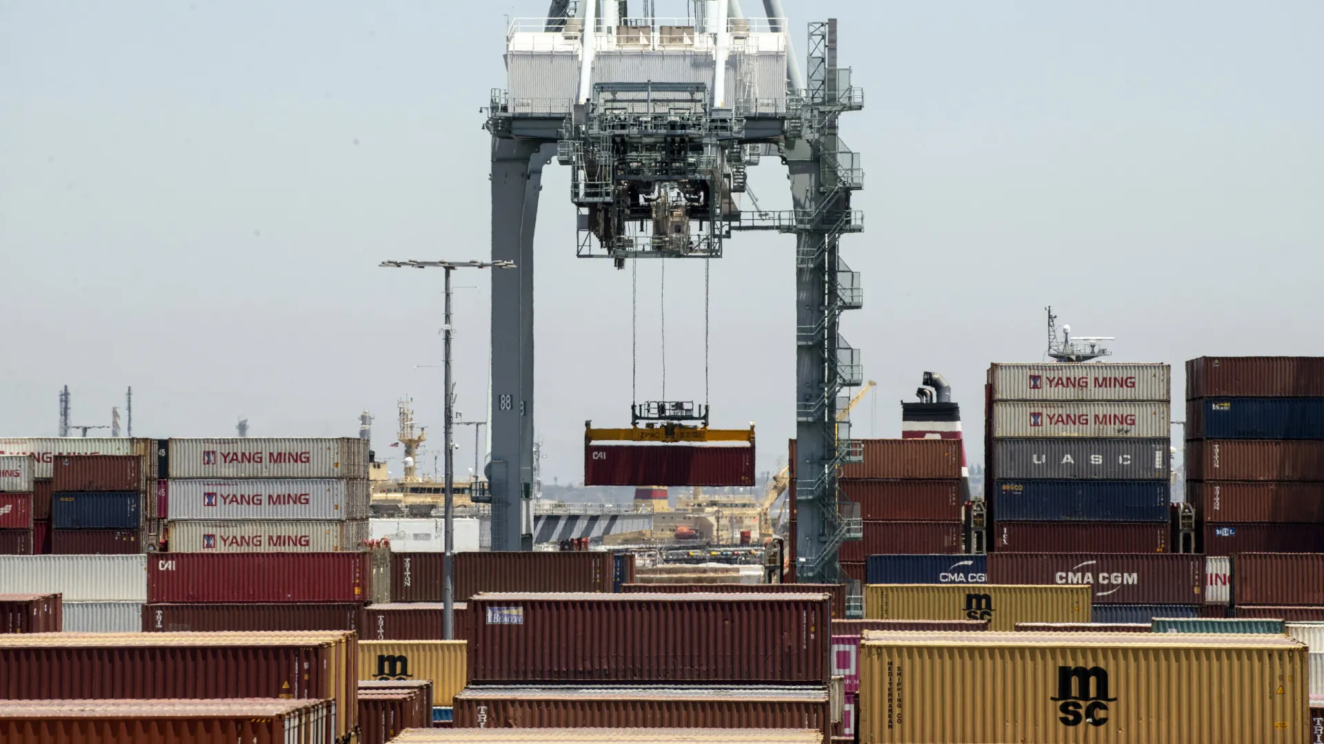 
                    Parlamento iraniano quer cobrar portagem no estreito de Ormuz
                