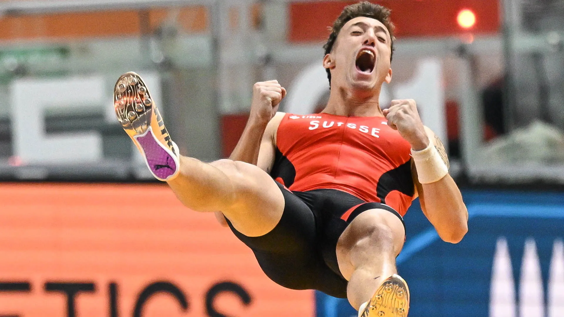 
                    Suíço Simon Ehammer bate recorde mundial do heptatlo com 6.670 pontos
                