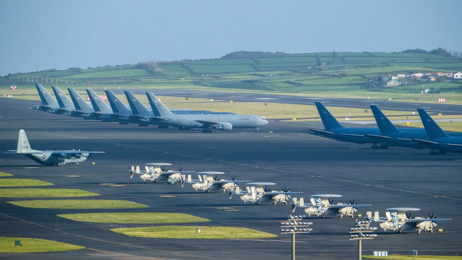 
                    Base das Lajes com mais aviões dos EUA desde início do conflito no Irão
                