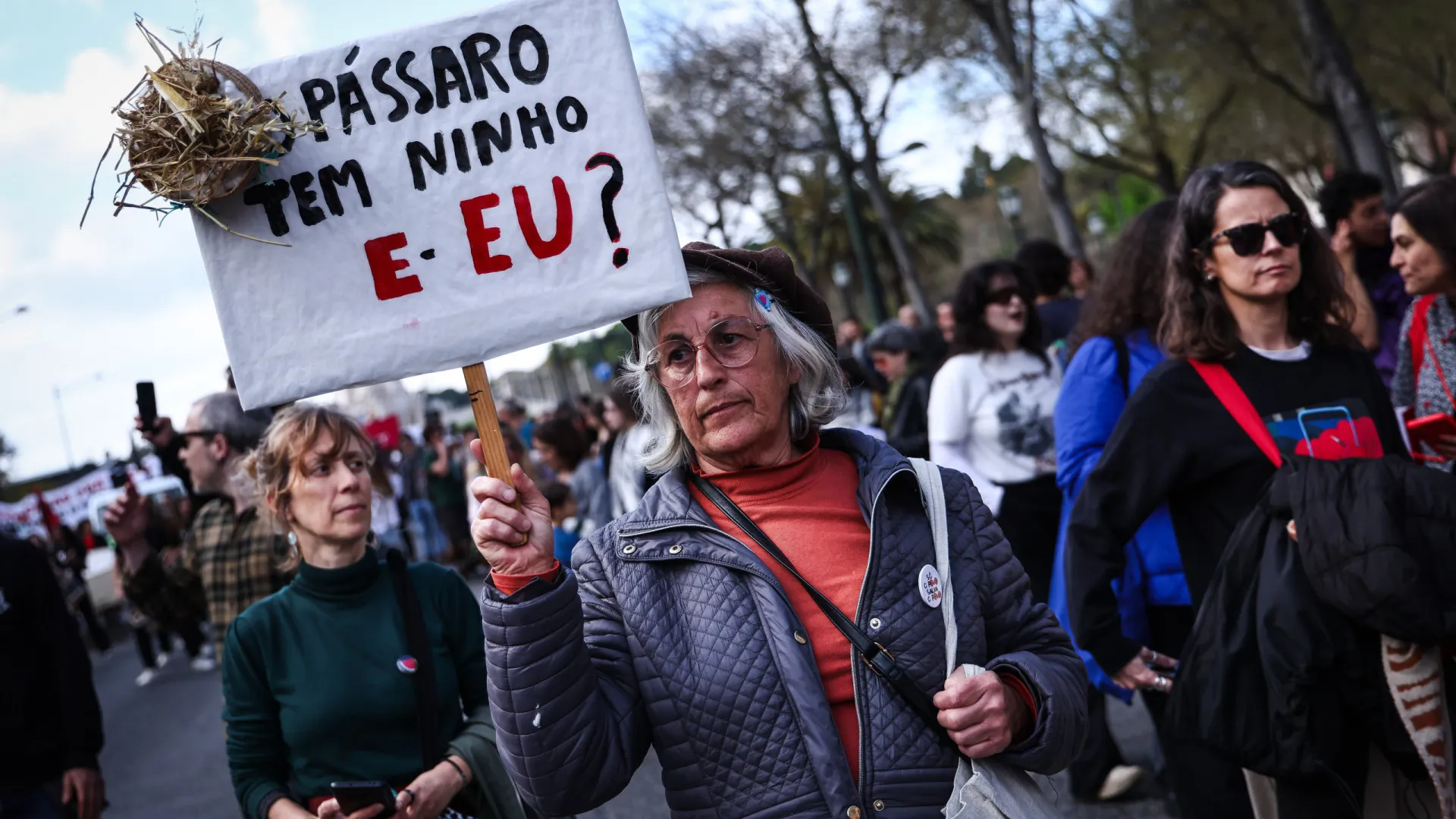 
                    Centenas de pessoas em protesto em Lisboa pelo direito à habitação
                