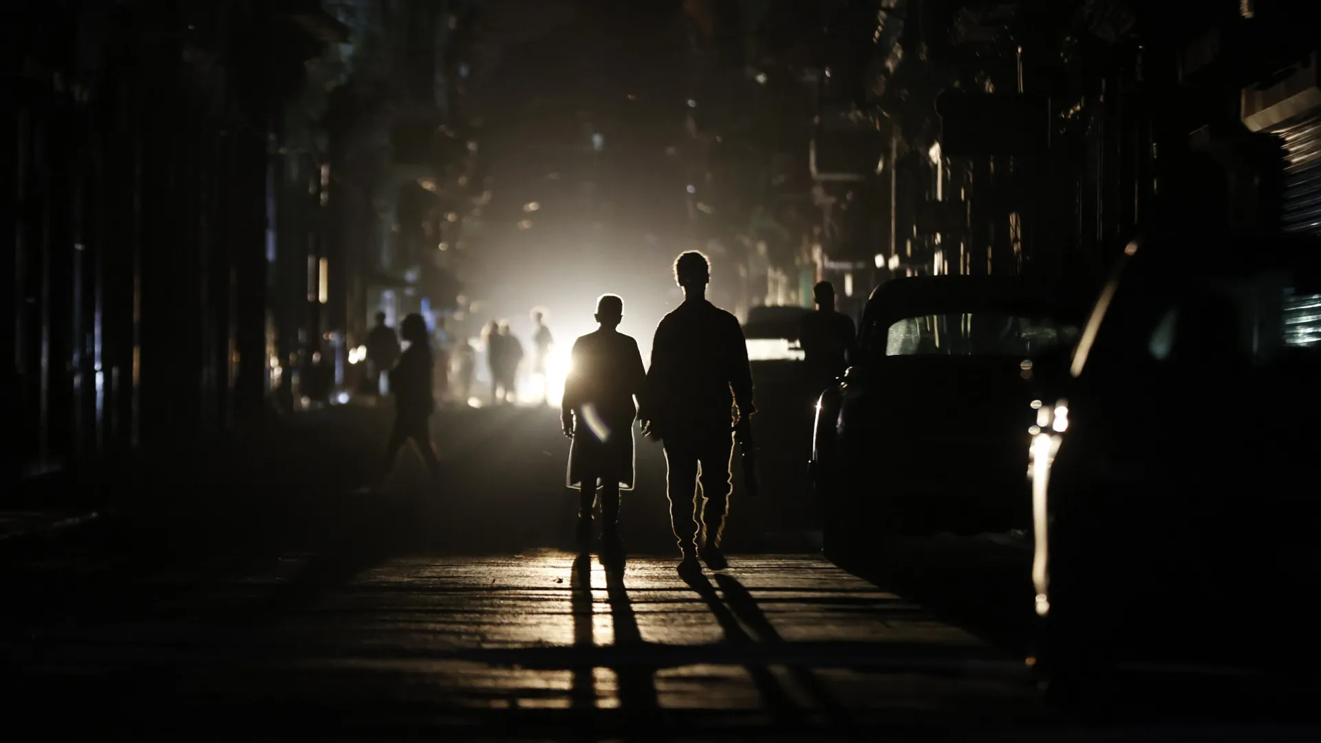 
                    Às escuras desde sábado, Cuba dá primeiros passos para recuperar energia
                