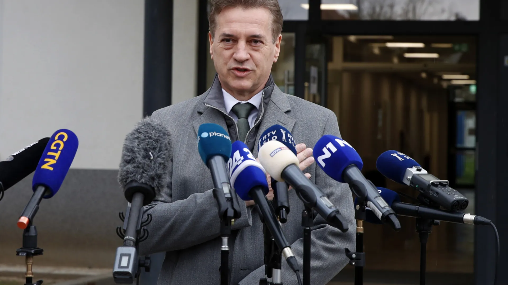 
                    Primeiro-ministro esloveno convida partidos para negociar coligação
                